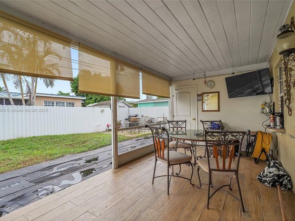 940 N 73rd Way, Hollywood FL 33024
