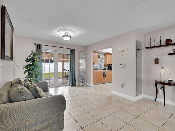 940 N 73rd Way, Hollywood FL 33024