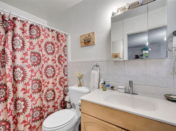 940 N 73rd Way, Hollywood FL 33024