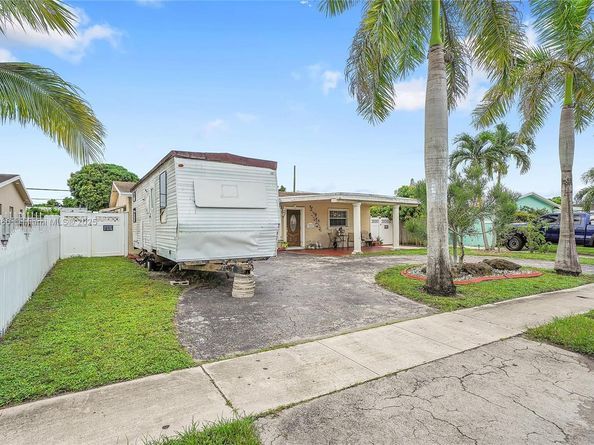 940 N 73rd Way, Hollywood FL 33024