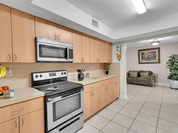 940 N 73rd Way, Hollywood FL 33024