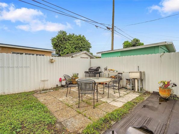 940 N 73rd Way, Hollywood FL 33024