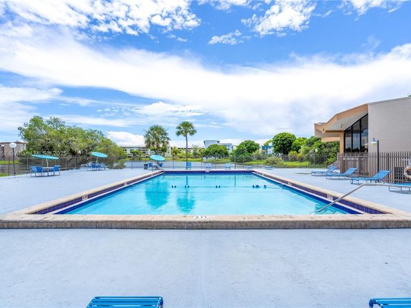 8895 Fontainebleau Blvd 301, Miami FL 33172