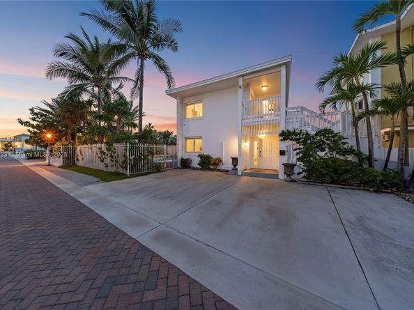 2910 N Surf Rd, Hollywood FL 33019