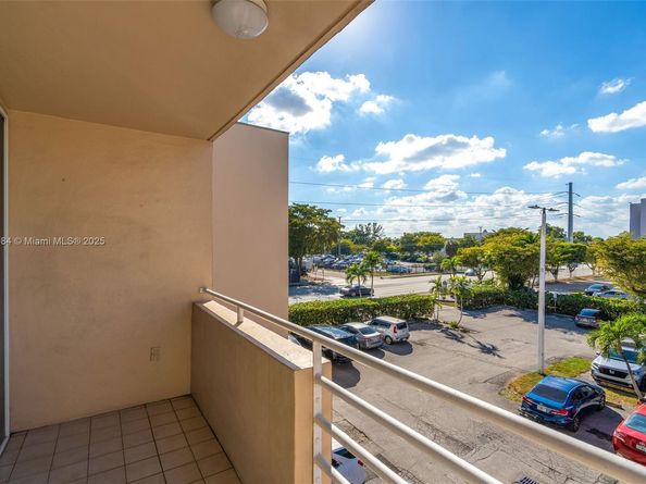 8045 NW 7th St 2301, Miami FL 33126