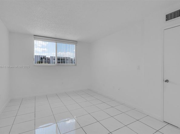 8045 NW 7th St 2301, Miami FL 33126