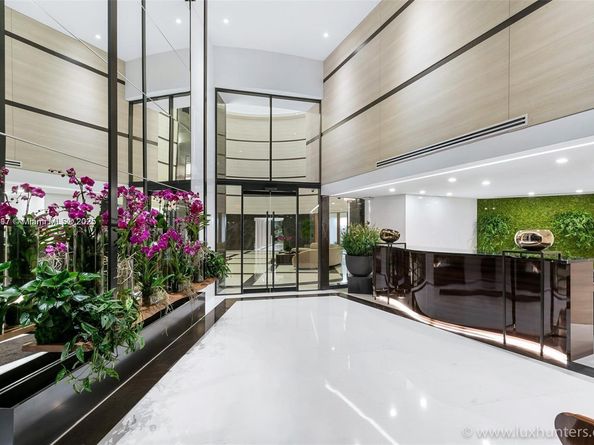 300 S Pointe Dr 906, Miami Beach FL 33139