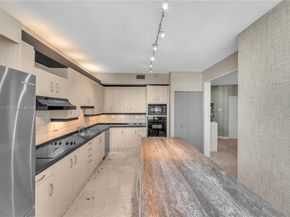 300 S Pointe Dr 906, Miami Beach FL 33139