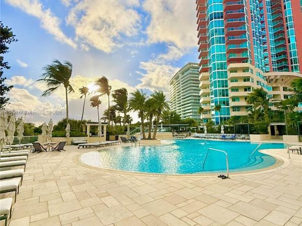 300 S Pointe Dr 906, Miami Beach FL 33139