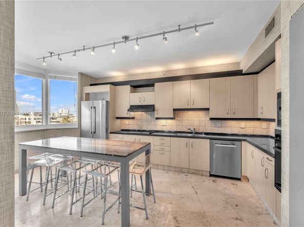 300 S Pointe Dr 906, Miami Beach FL 33139