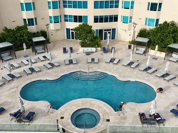 300 S Pointe Dr 906, Miami Beach FL 33139