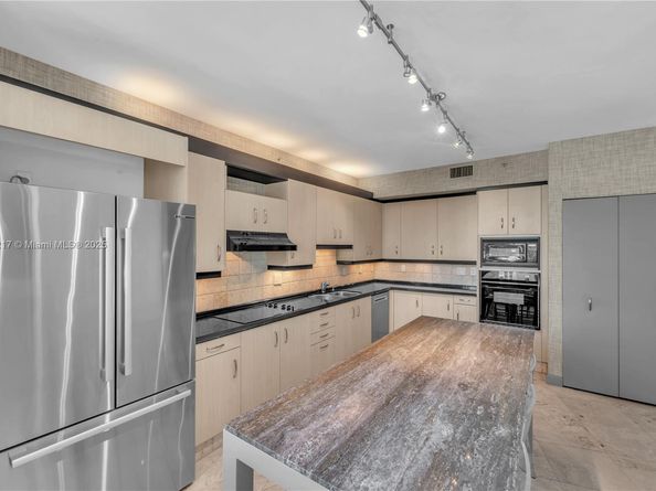 300 S Pointe Dr 906, Miami Beach FL 33139