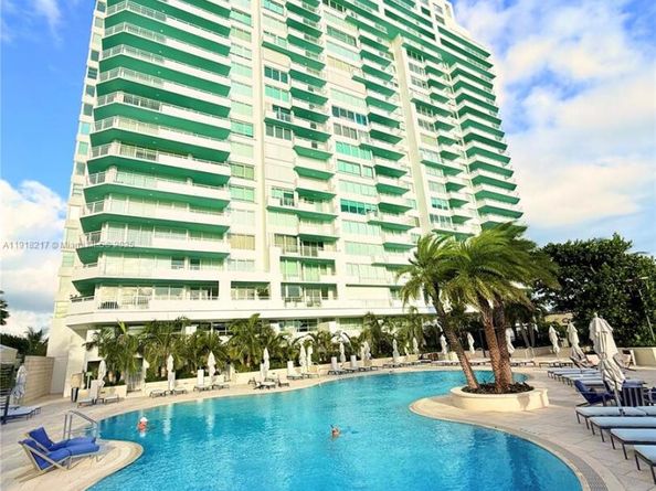 300 S Pointe Dr 906, Miami Beach FL 33139