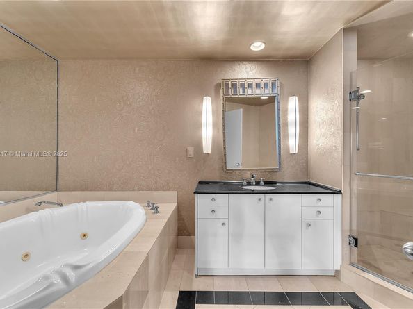 300 S Pointe Dr 906, Miami Beach FL 33139