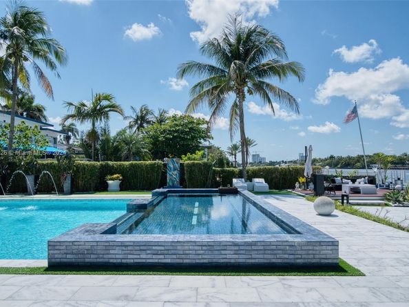 934 S Southlake Dr, Hollywood FL 33019