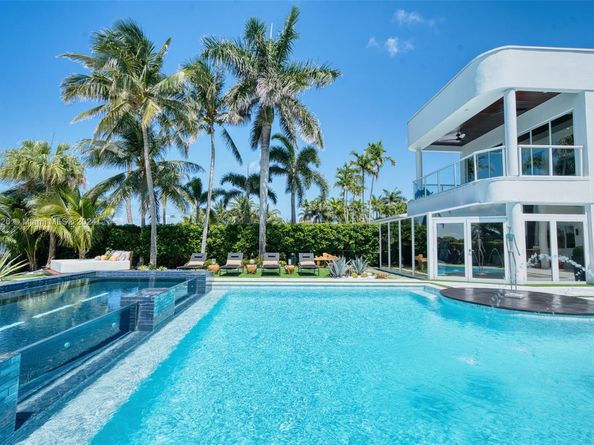 934 S Southlake Dr, Hollywood FL 33019