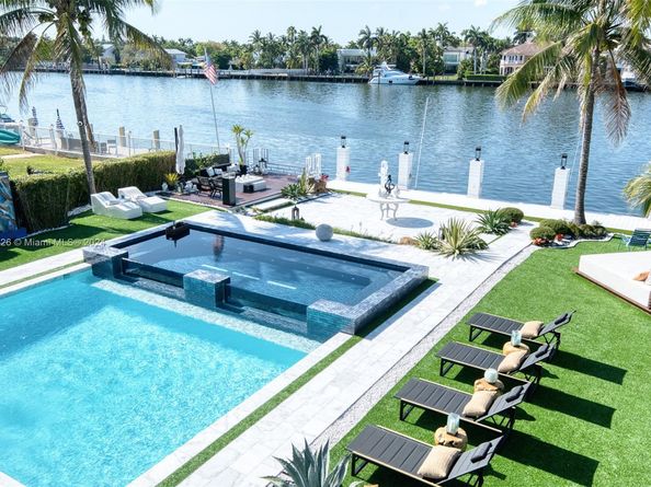934 S Southlake Dr, Hollywood FL 33019