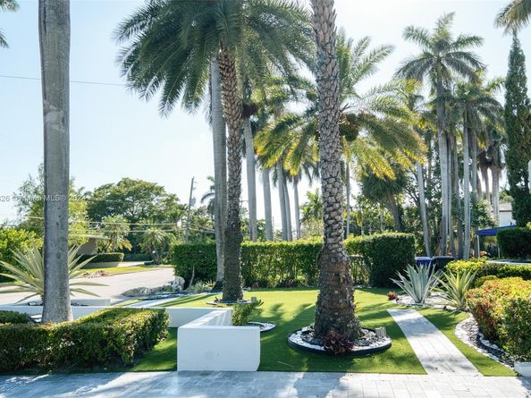 934 S Southlake Dr, Hollywood FL 33019