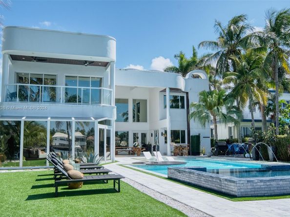 934 S Southlake Dr, Hollywood FL 33019