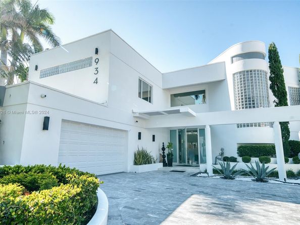 934 S Southlake Dr, Hollywood FL 33019