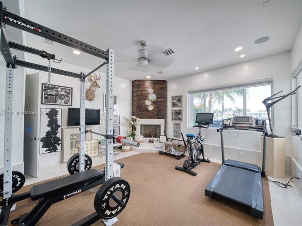 934 S Southlake Dr, Hollywood FL 33019