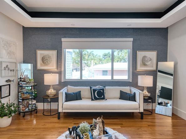 934 S Southlake Dr, Hollywood FL 33019