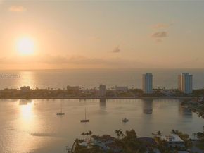 934 S Southlake Dr, Hollywood FL 33019