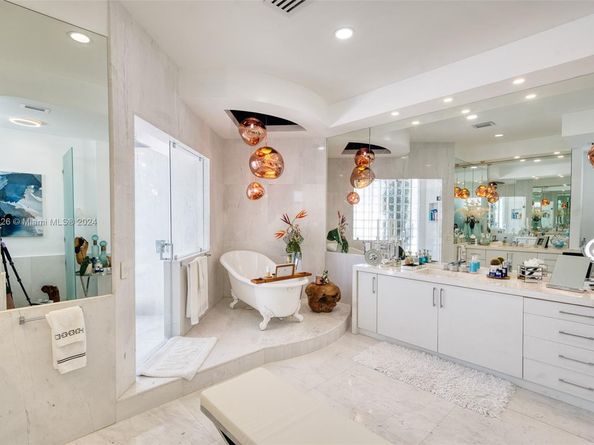 934 S Southlake Dr, Hollywood FL 33019