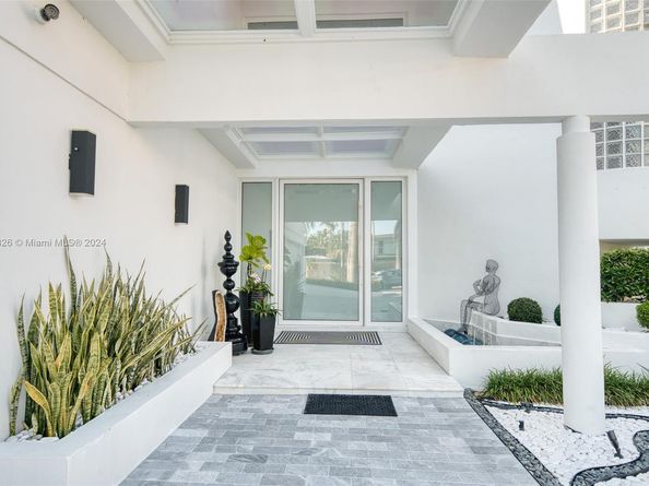 934 S Southlake Dr, Hollywood FL 33019
