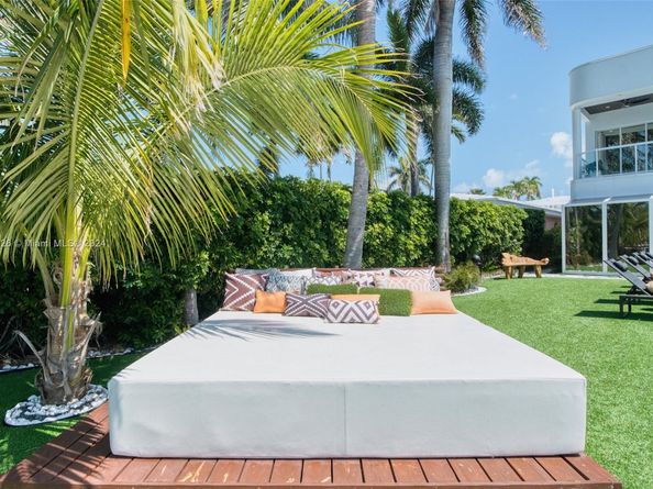 934 S Southlake Dr, Hollywood FL 33019