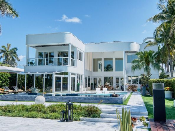 934 S Southlake Dr, Hollywood FL 33019