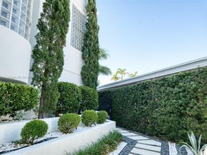 934 S Southlake Dr, Hollywood FL 33019