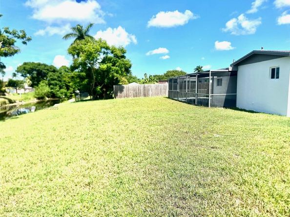 6285 NW 23rd St, Margate FL 33063