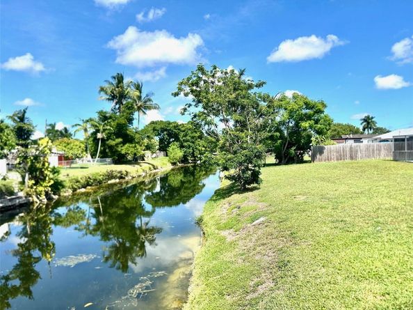 6285 NW 23rd St, Margate FL 33063