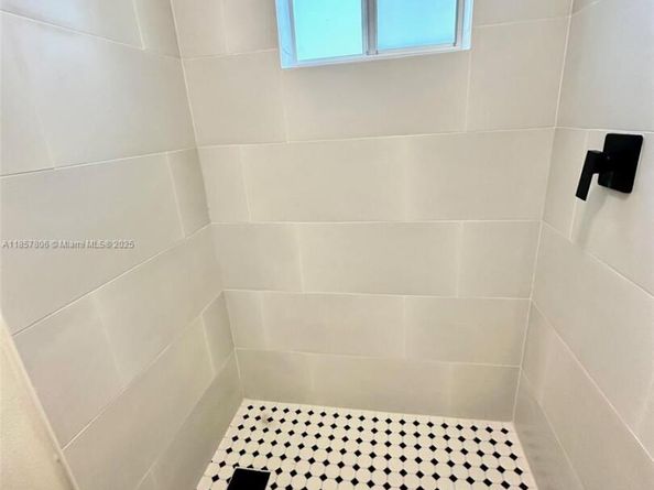 6285 NW 23rd St, Margate FL 33063