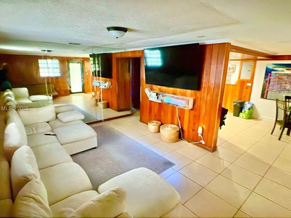 830 SE 7th Pl, Hialeah FL 33010