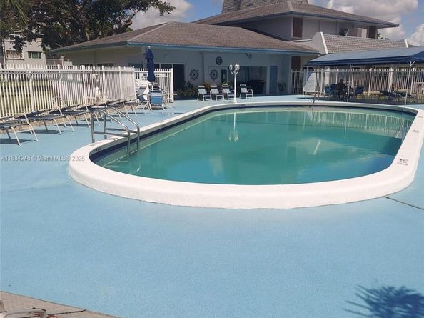 2300 Park Ln 211, Hollywood FL 33021