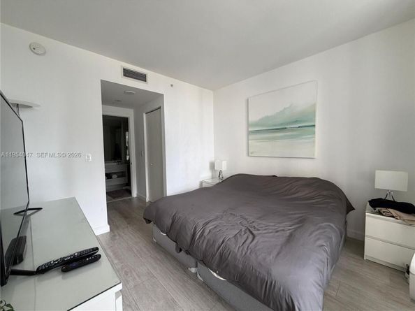 55 SW 9th St 1705, Miami FL 33130