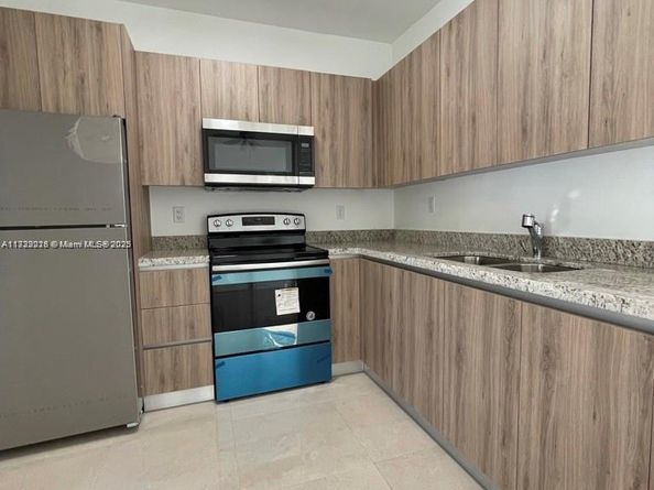 1995 Calais, Miami Beach FL 33141