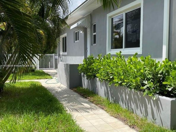 1995 Calais, Miami Beach FL 33141