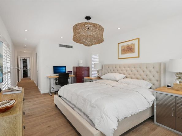 2105 SW 98th Ave, Miami FL 33165