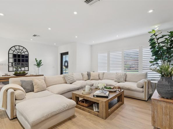 2105 SW 98th Ave, Miami FL 33165