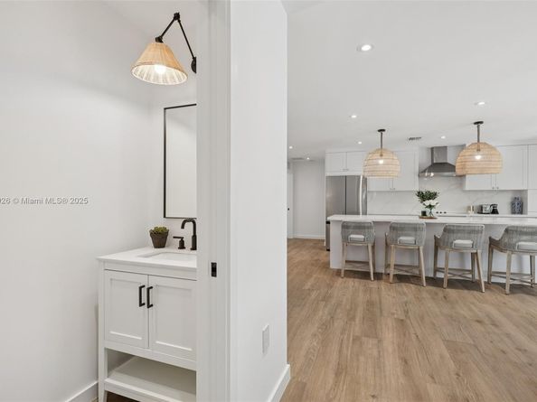 2105 SW 98th Ave, Miami FL 33165