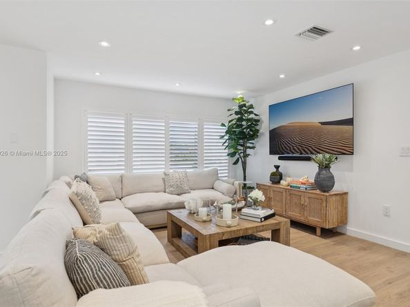 2105 SW 98th Ave, Miami FL 33165