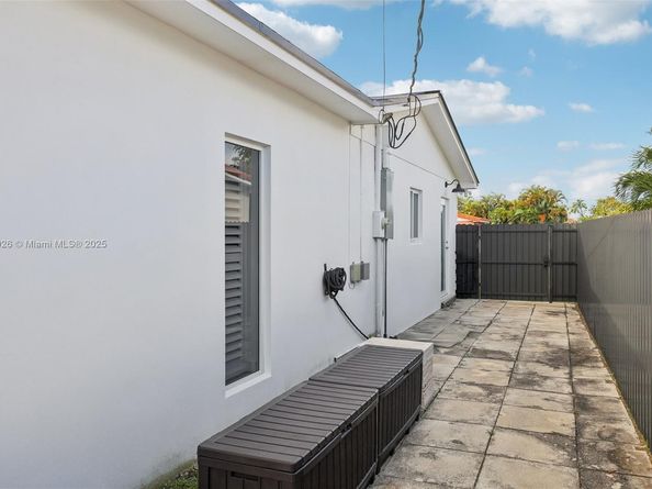 2105 SW 98th Ave, Miami FL 33165