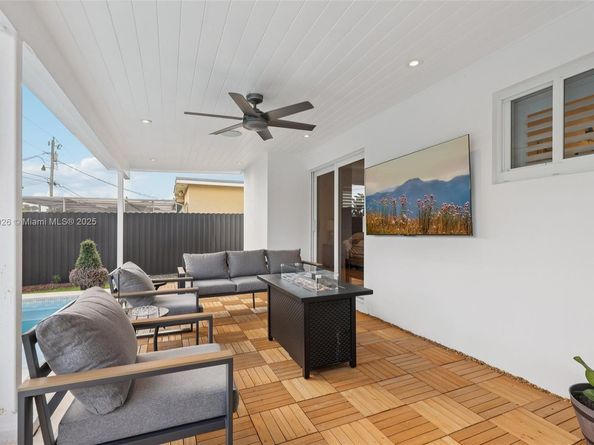 2105 SW 98th Ave, Miami FL 33165