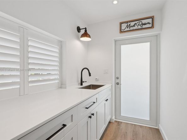 2105 SW 98th Ave, Miami FL 33165