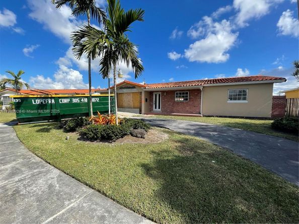 2105 SW 98th Ave, Miami FL 33165