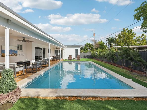 2105 SW 98th Ave, Miami FL 33165