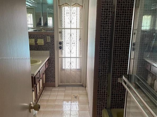 2105 SW 98th Ave, Miami FL 33165